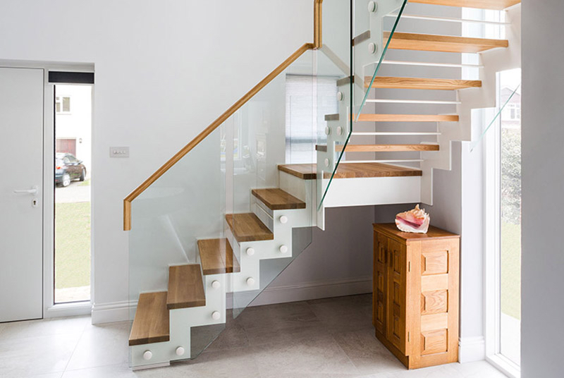 Пример лестницы с комбинацией материалов 